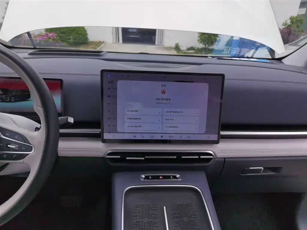 Voyah Auto Voyah Dreamer 2025 PHEV AWD Flagship Qian Kun Edition фото 9