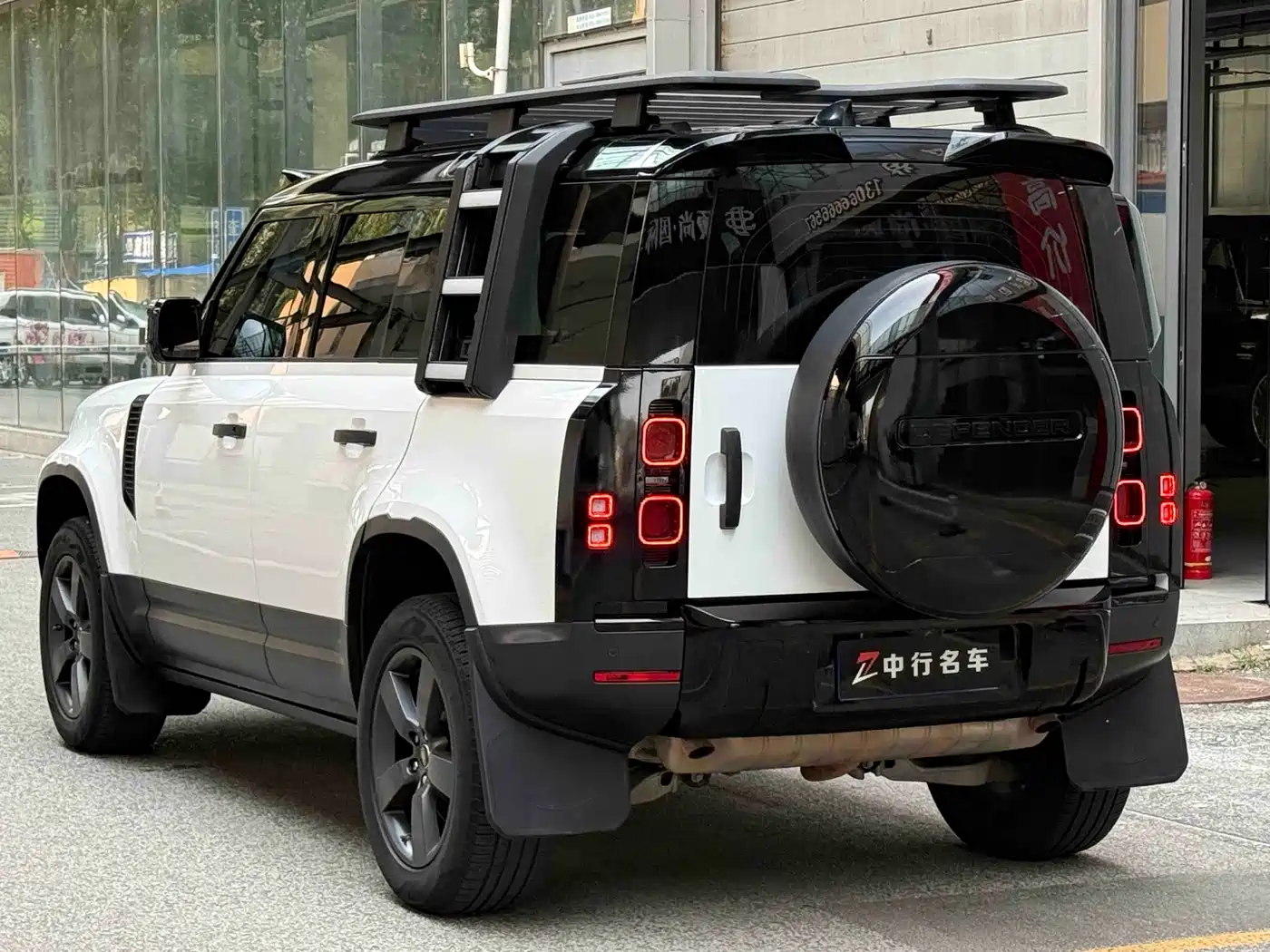 Land Rover Defender 2021 110 P400 SE фото 16