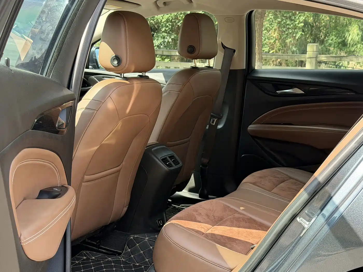 Photo 6 - Buick Regal