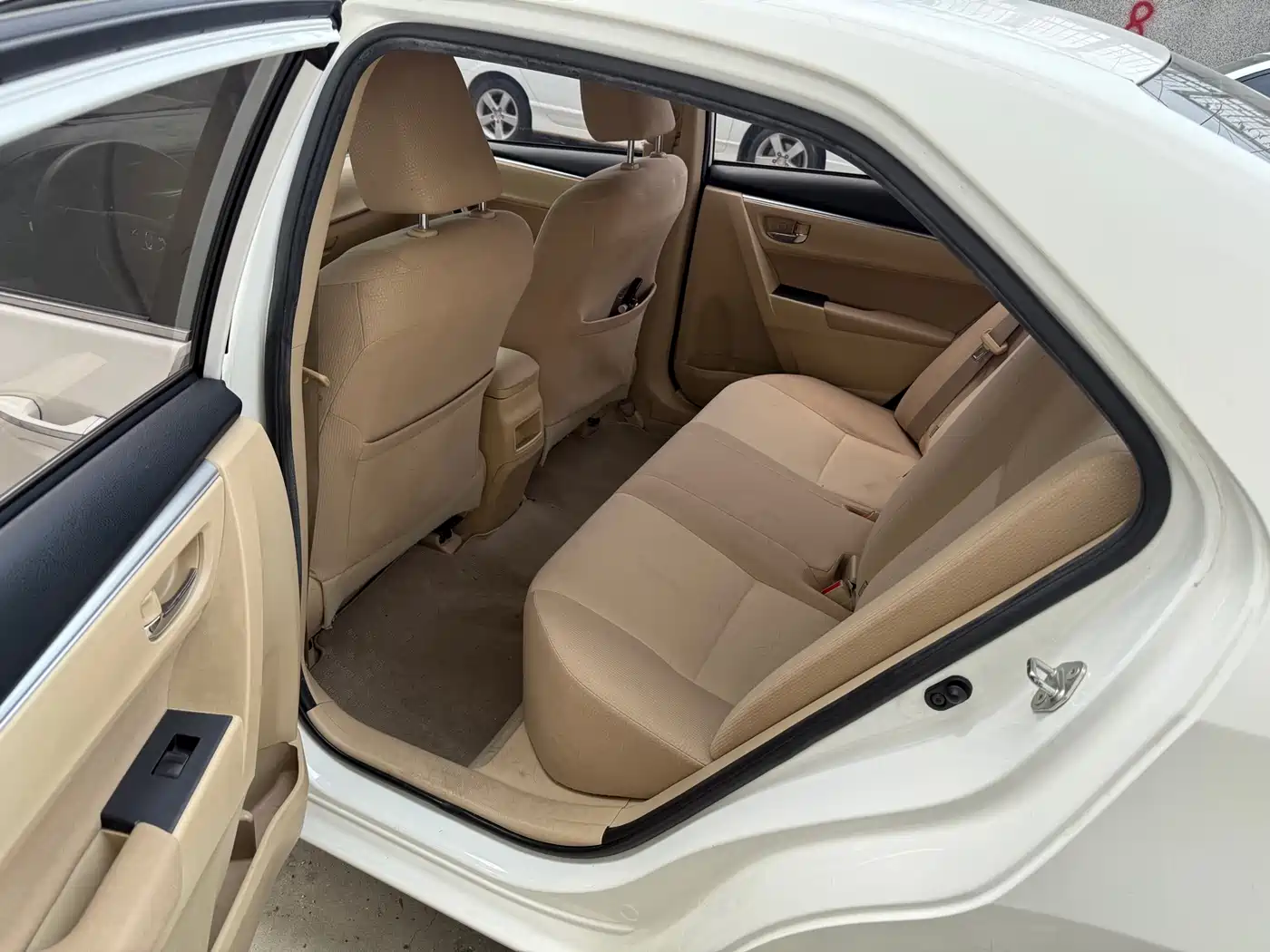 Toyota Corolla 2014 1.6L CVT GL-i фото 3
