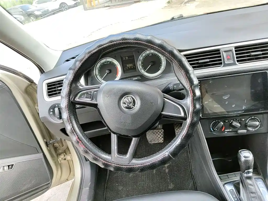 Škoda Rapid 2018 1.6L Automatic Comfort Edition фото 11