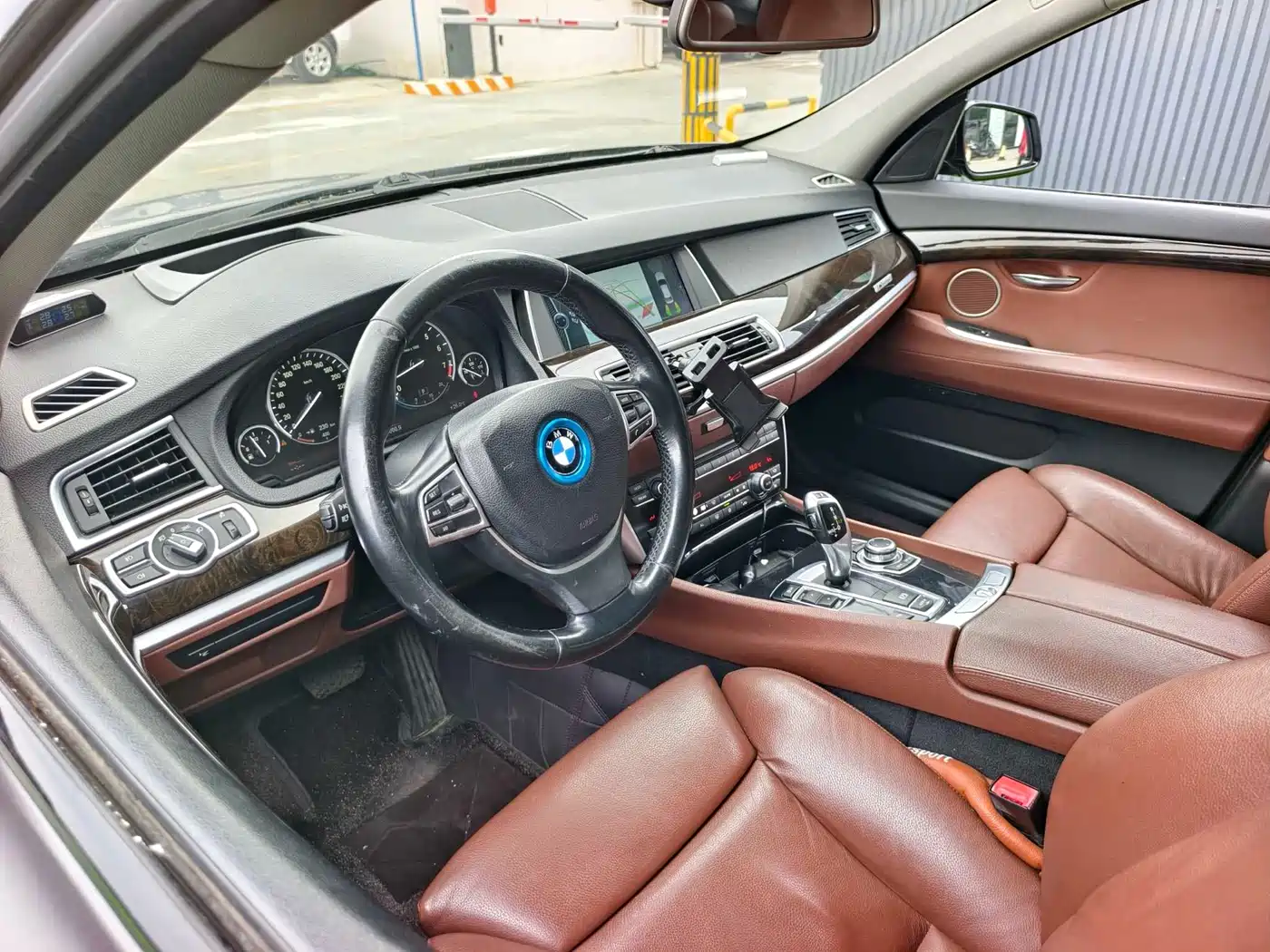 BMW 5 Series GT 2010 535i Luxury Model фото 13