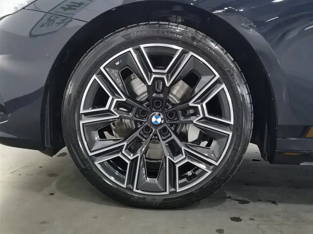 BMW 5 Series 2025 530Li Premium M Sport Package фото 17