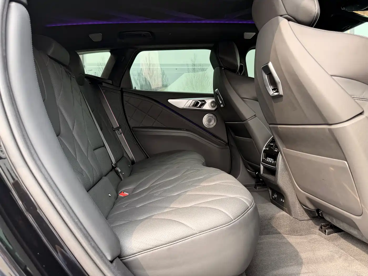 BMW XM 2023 50e фото 29