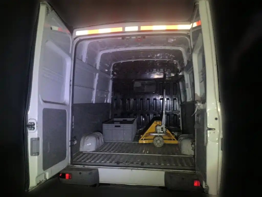 Iveco Daily 2022 2021 Model 2.8T V35 VAN Cargo Van 3 Seats Short Wheelbase Medium Roof Single Tire Sliding Door