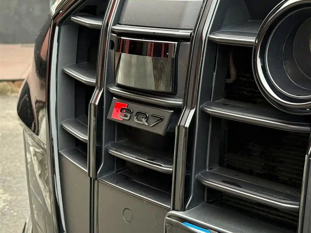 Audi SQ7 2024 4.0 TFSI Dark Knight Edition фото 31