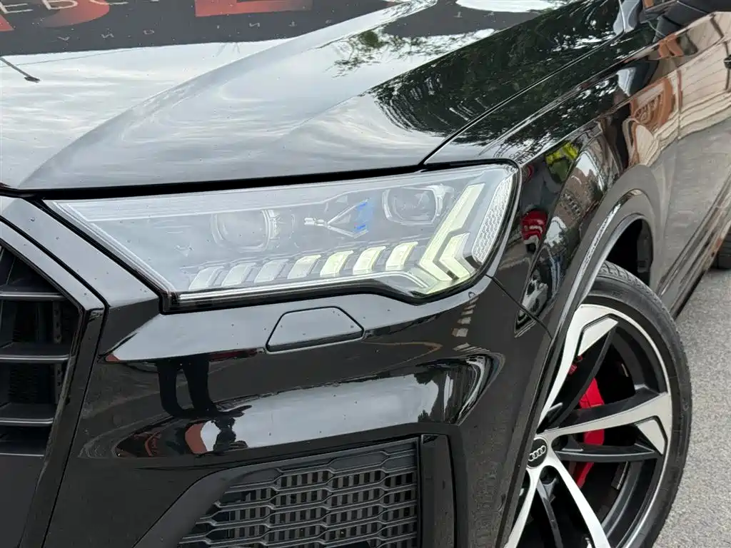Audi SQ7 2024 4.0 TFSI Dark Knight Edition фото 30