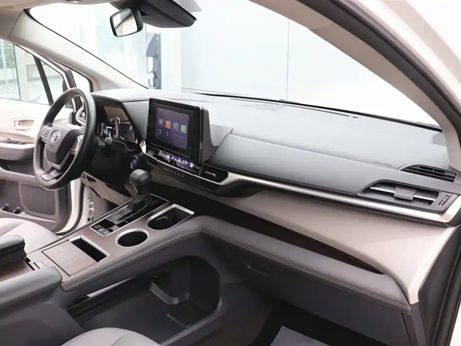 Toyota Granvia 2023 2.5L Hybrid Luxury Edition фото 21