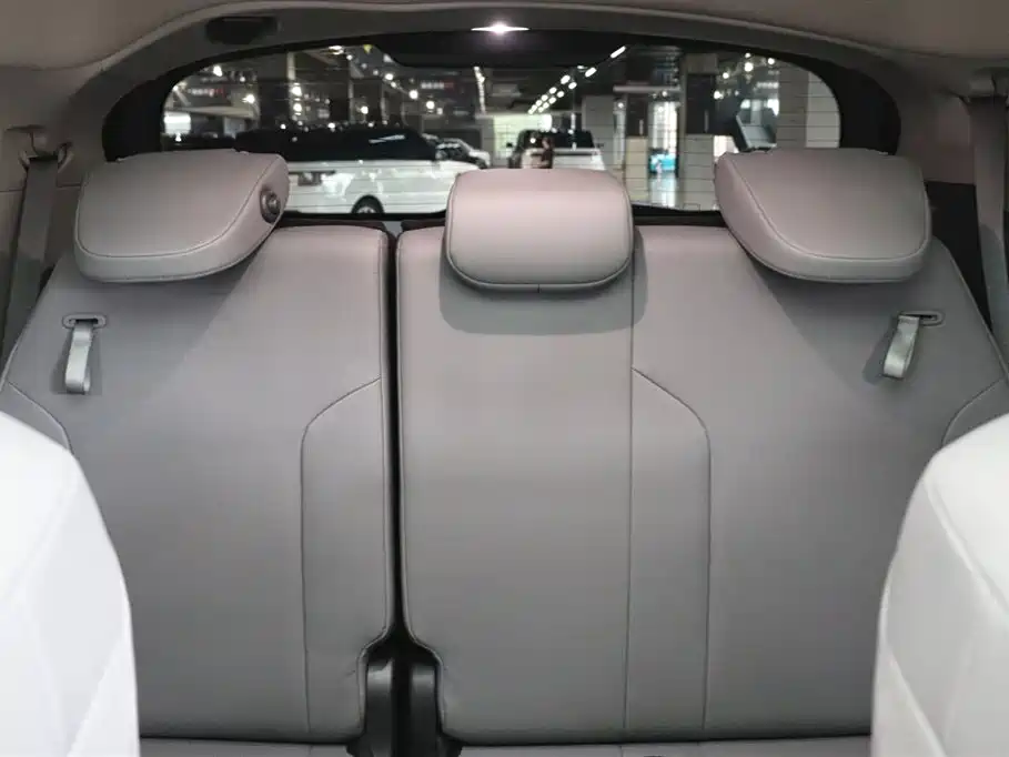 Toyota Granvia 2023 2.5L Hybrid Luxury Edition фото 19