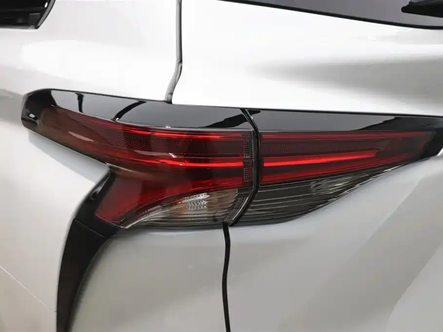 Toyota Granvia 2023 2.5L Hybrid Luxury Edition фото 29