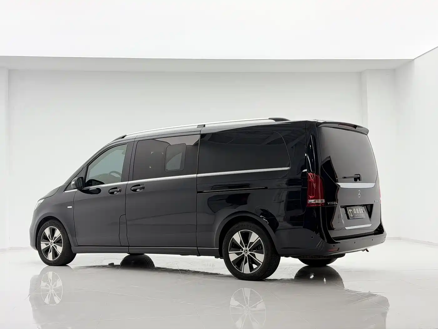 Mercedes-Benz V-Class 2021 V 260 L Long Wheelbase Premium Edition фото 5