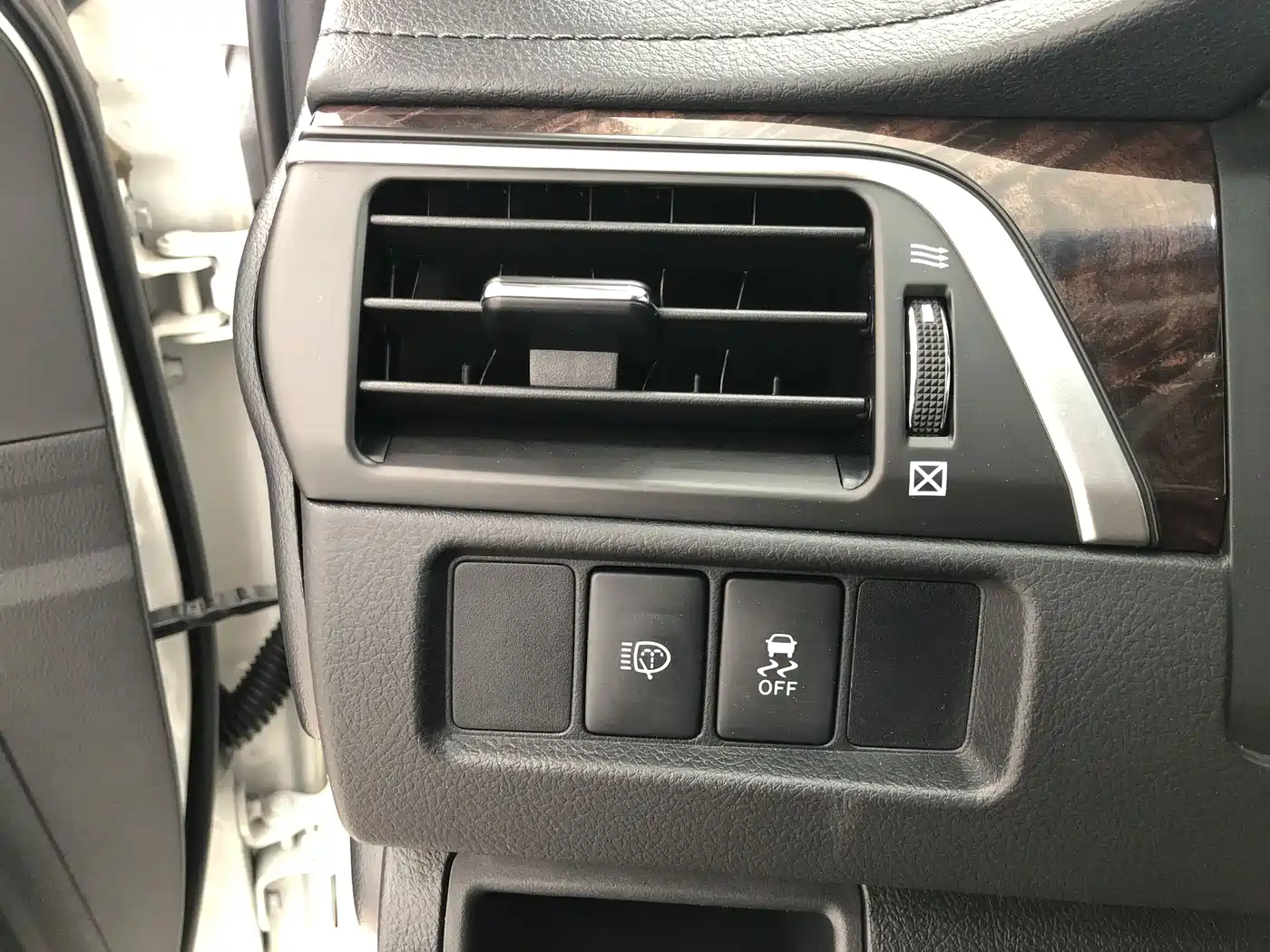 Toyota Camry 2015 2.5G Luxury Navigation Edition фото 10