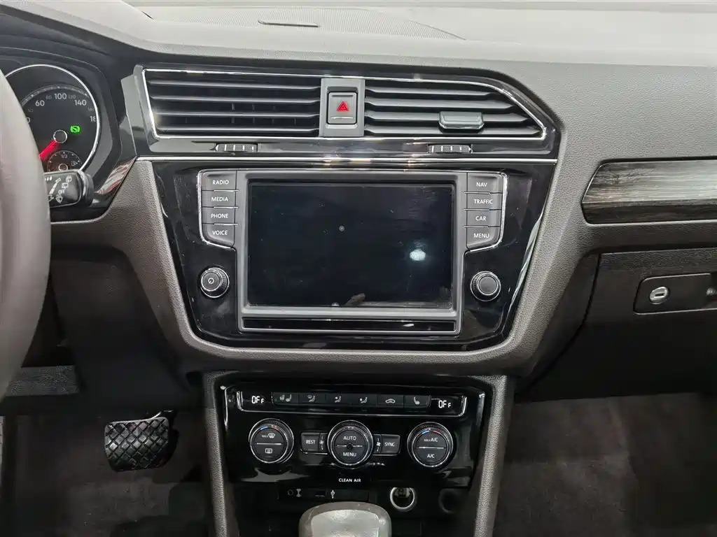 Volkswagen Tiguan L 2017 330TSI Automatic 2WD Luxury Edition фото 12
