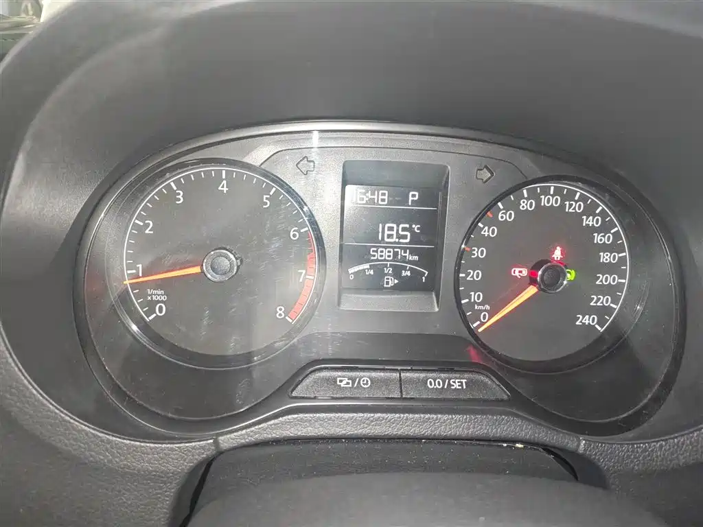 Volkswagen Polo 2016 1.4L Automatic Trend фото 8