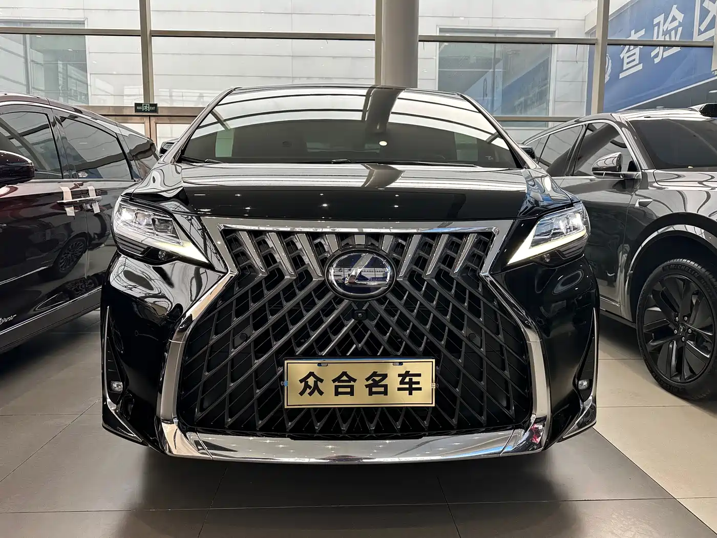 Lexus LM 2020 300h 4-Seat Imperial Edition фото 2
