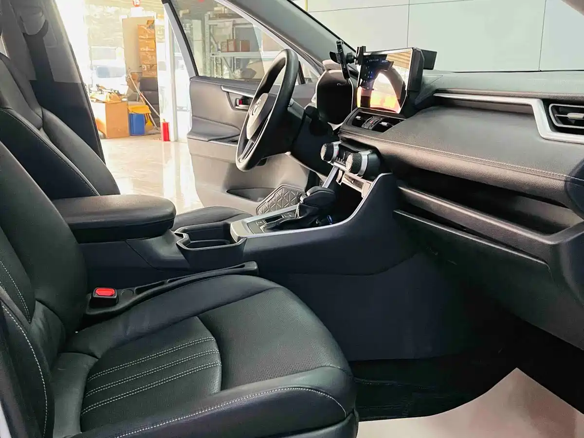 Toyota RAV4 Rongfang 2023 Hybrid 2.5L E-CVT 2WD Elite Edition фото 6