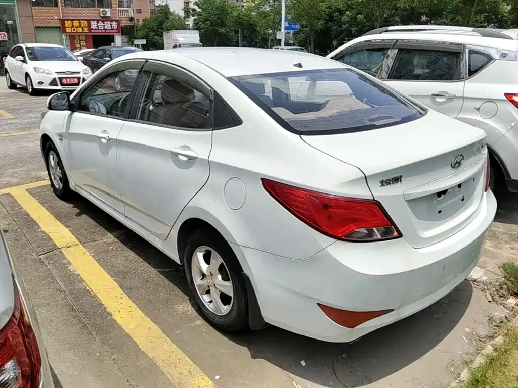 Hyundai Verna 2014 1.4L Manual Smart GLS фото 5