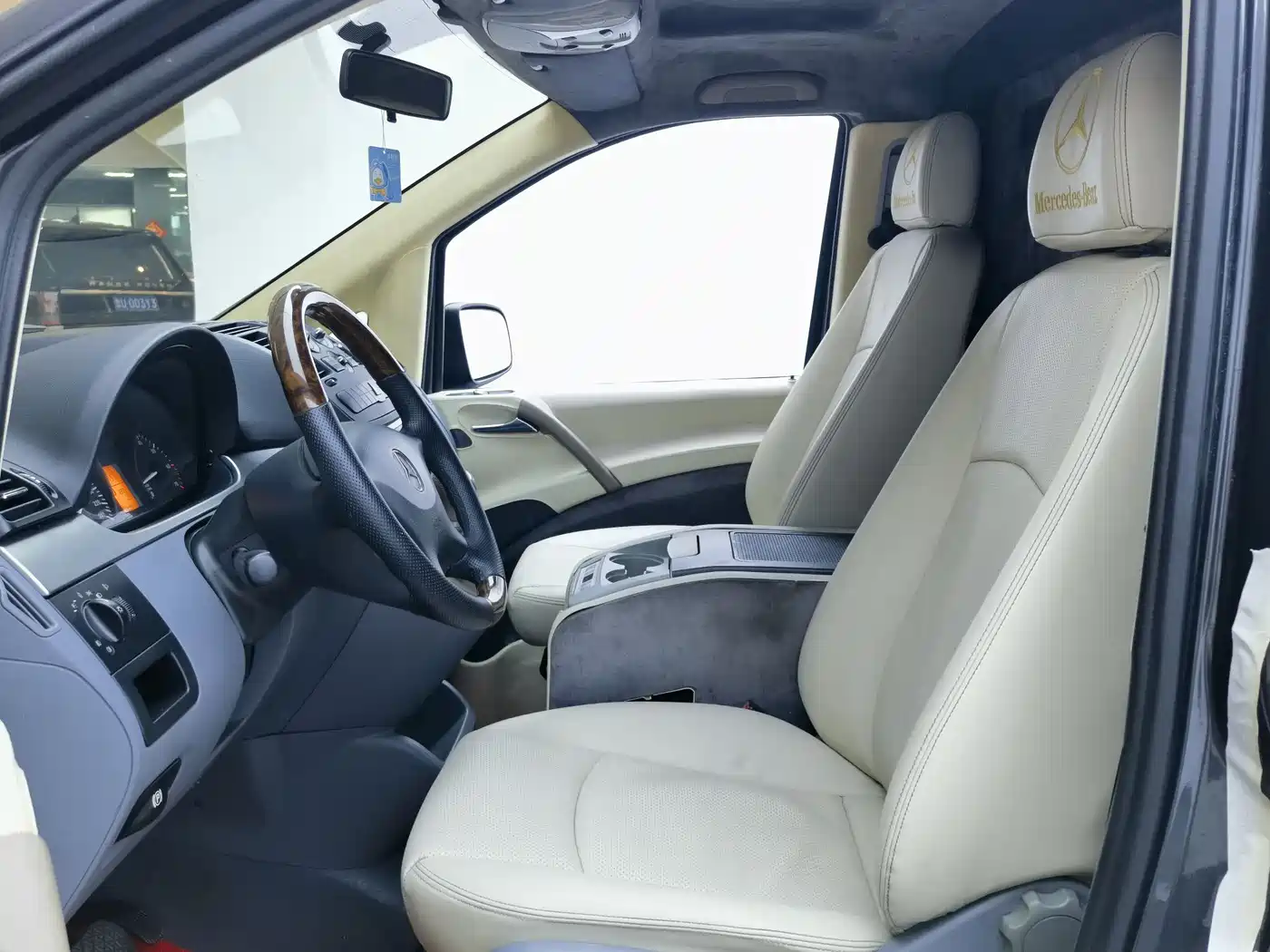 Mercedes-Benz Vito 2011 2.5L 7-Seat Executive Edition фото 4