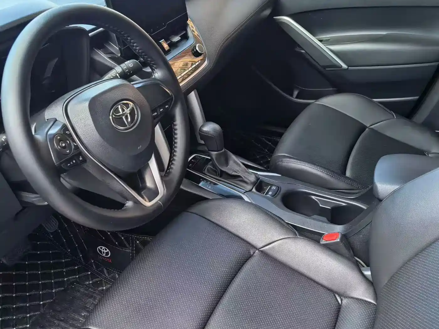 Toyota Frontlander 2023 2.0L CVT Luxury Edition фото 9