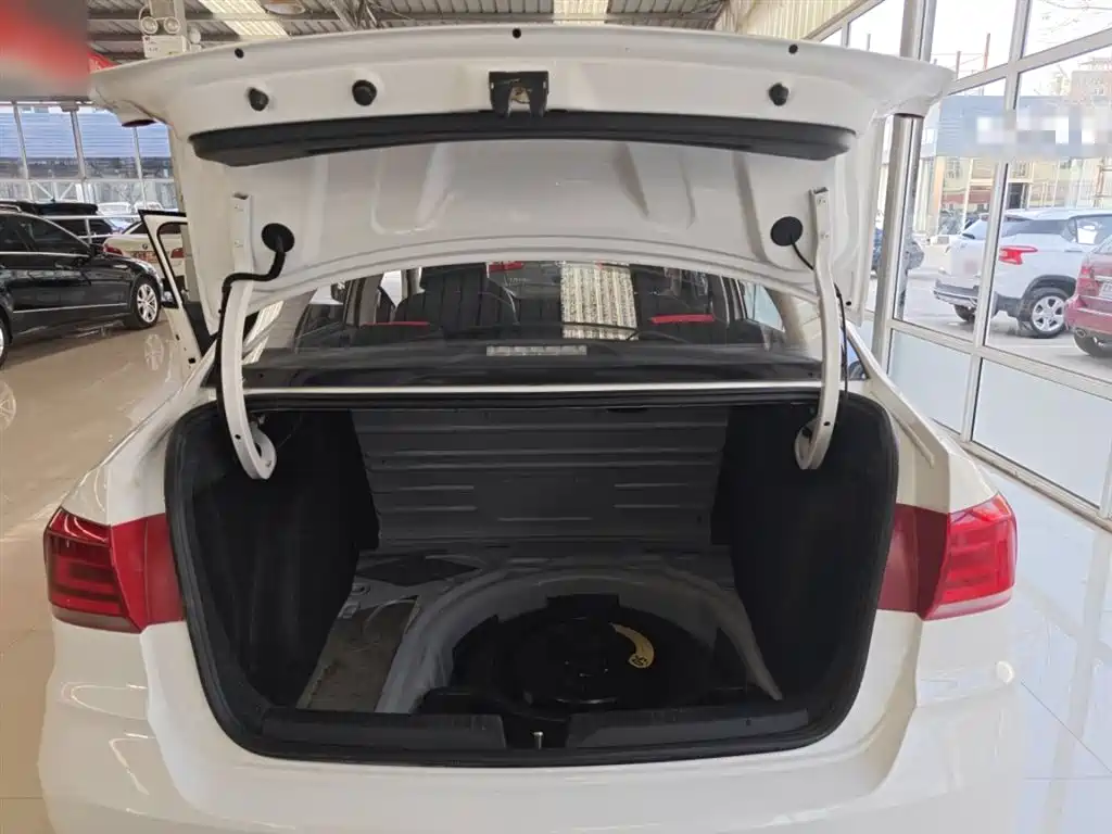 VOLKSWAGEN SANTANA