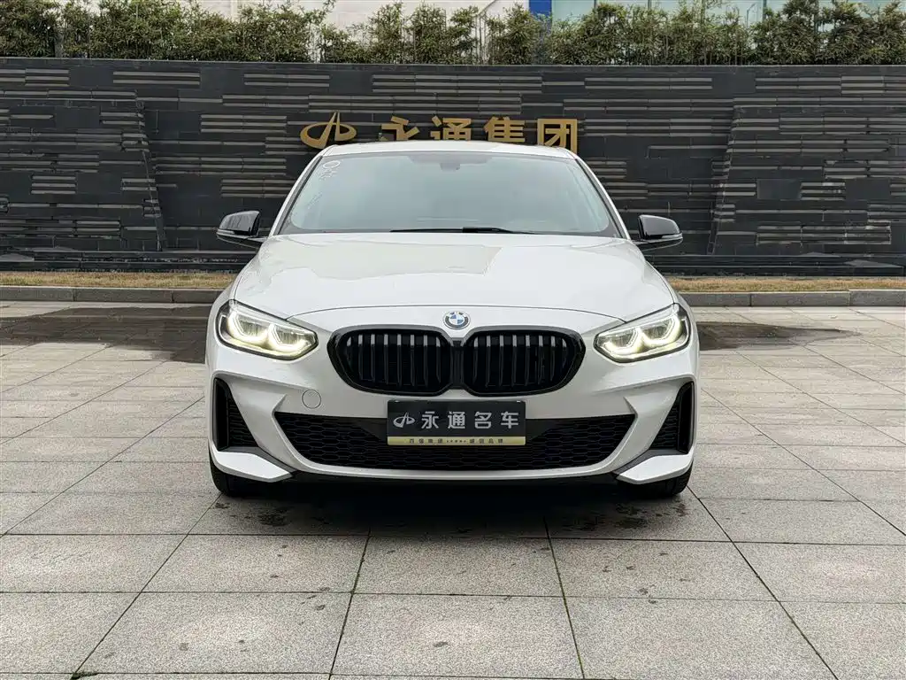 BMW 1 Series 2023 125i M Sport Shadow Edition фото 2