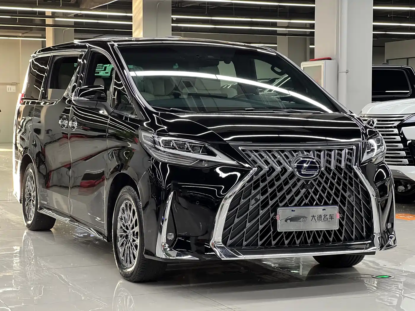 Lexus LM 2020 300h Seven-Seater Elegance Edition фото 3