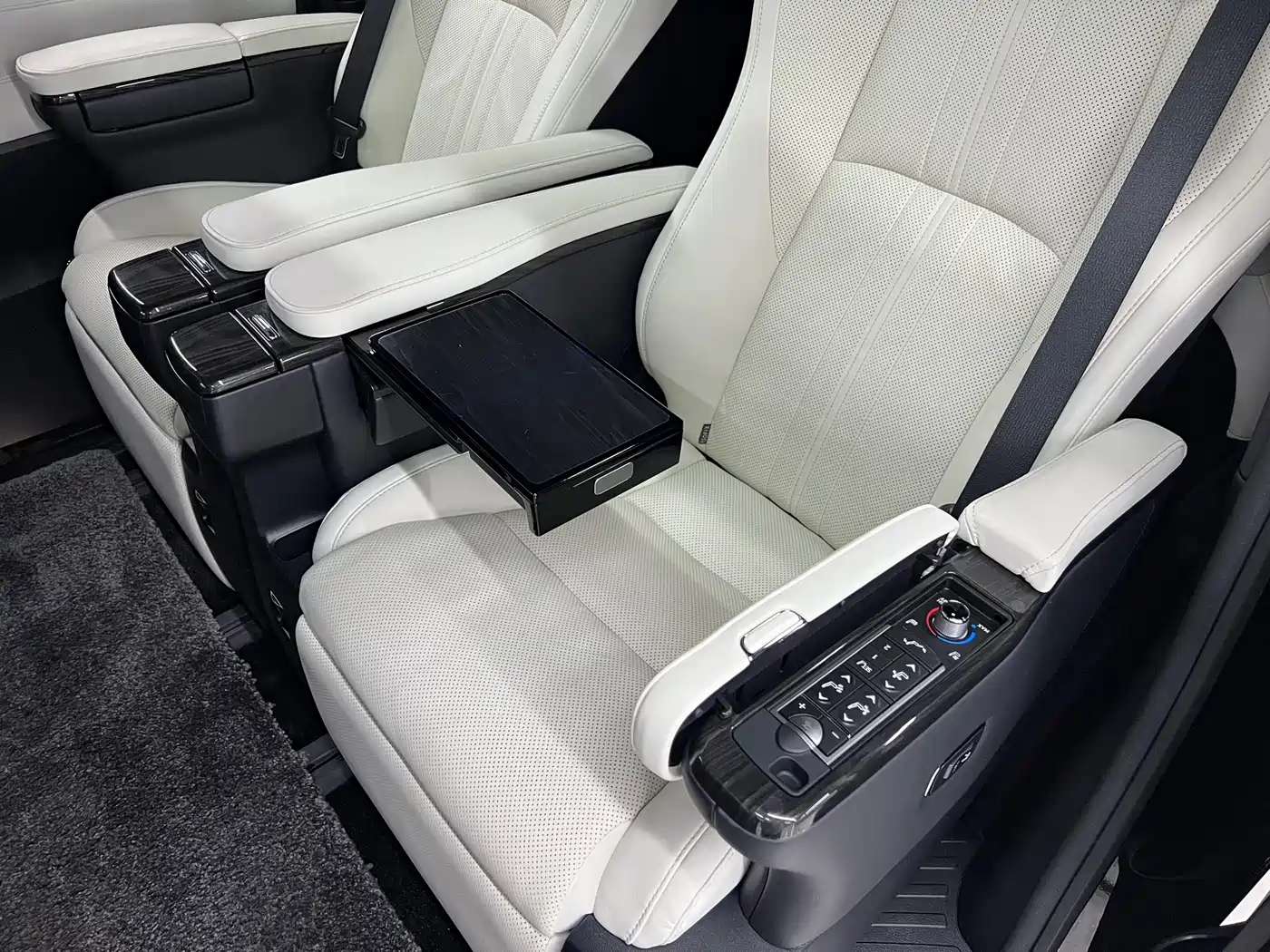 Lexus LM 2020 300h Seven-Seater Elegance Edition фото 12