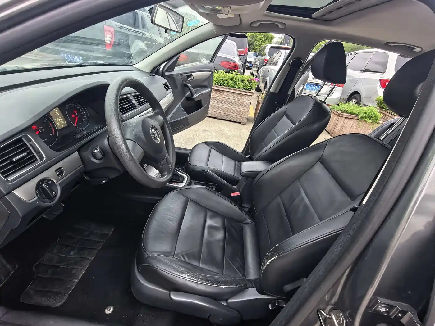 Volkswagen Lavida 2013 Facelift Classic 1.6L Automatic Comfort фото 4