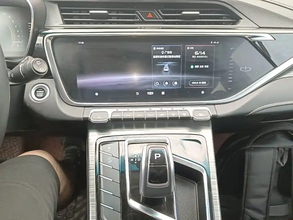 Фото 13 - Geely Atlas
