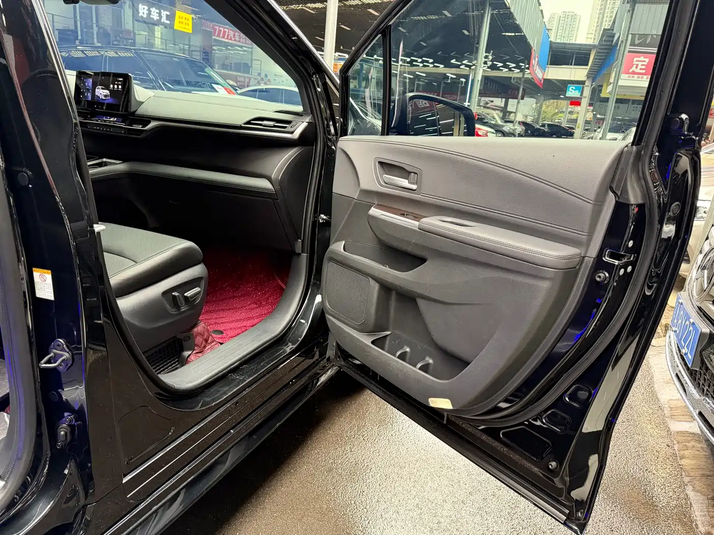 Toyota Sienna 2024 2.5L Hybrid Luxury Edition фото 24