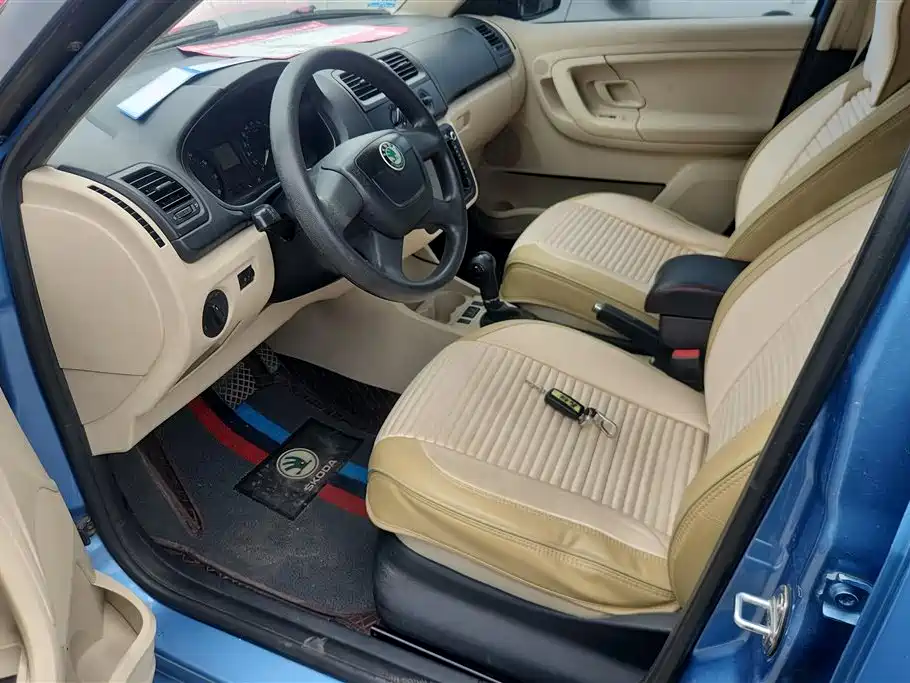 Škoda Fabia 2012 1.4L Automatic Crystal Edition фото 9