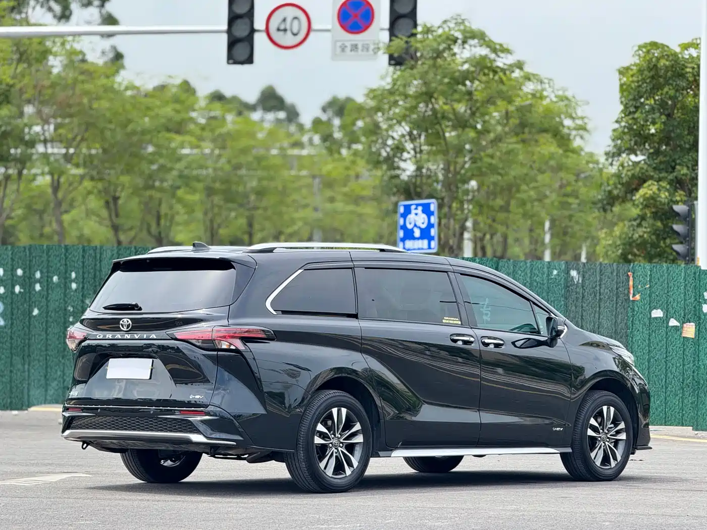Toyota Granvia 2024 2.5L Hybrid Luxury фото 19