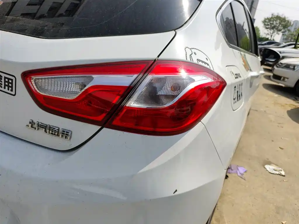 Chevrolet Cruze 2017 1.5L Hatchback Auto Pioneer Sunroof фото 8
