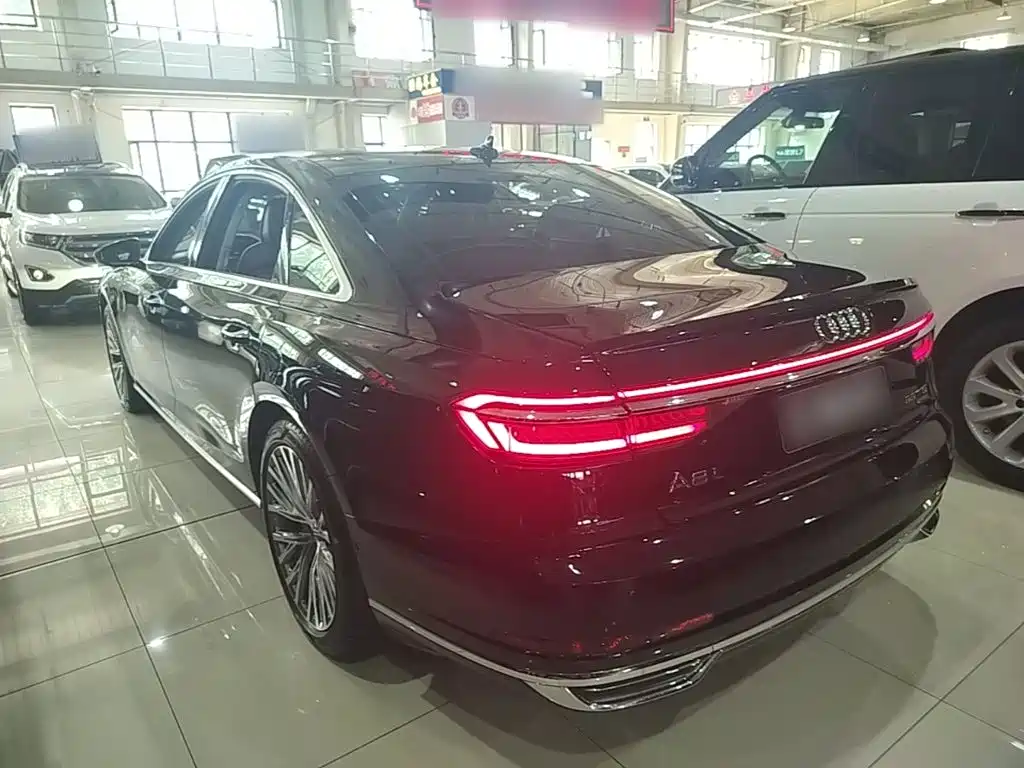 Фото 5 - Audi A8