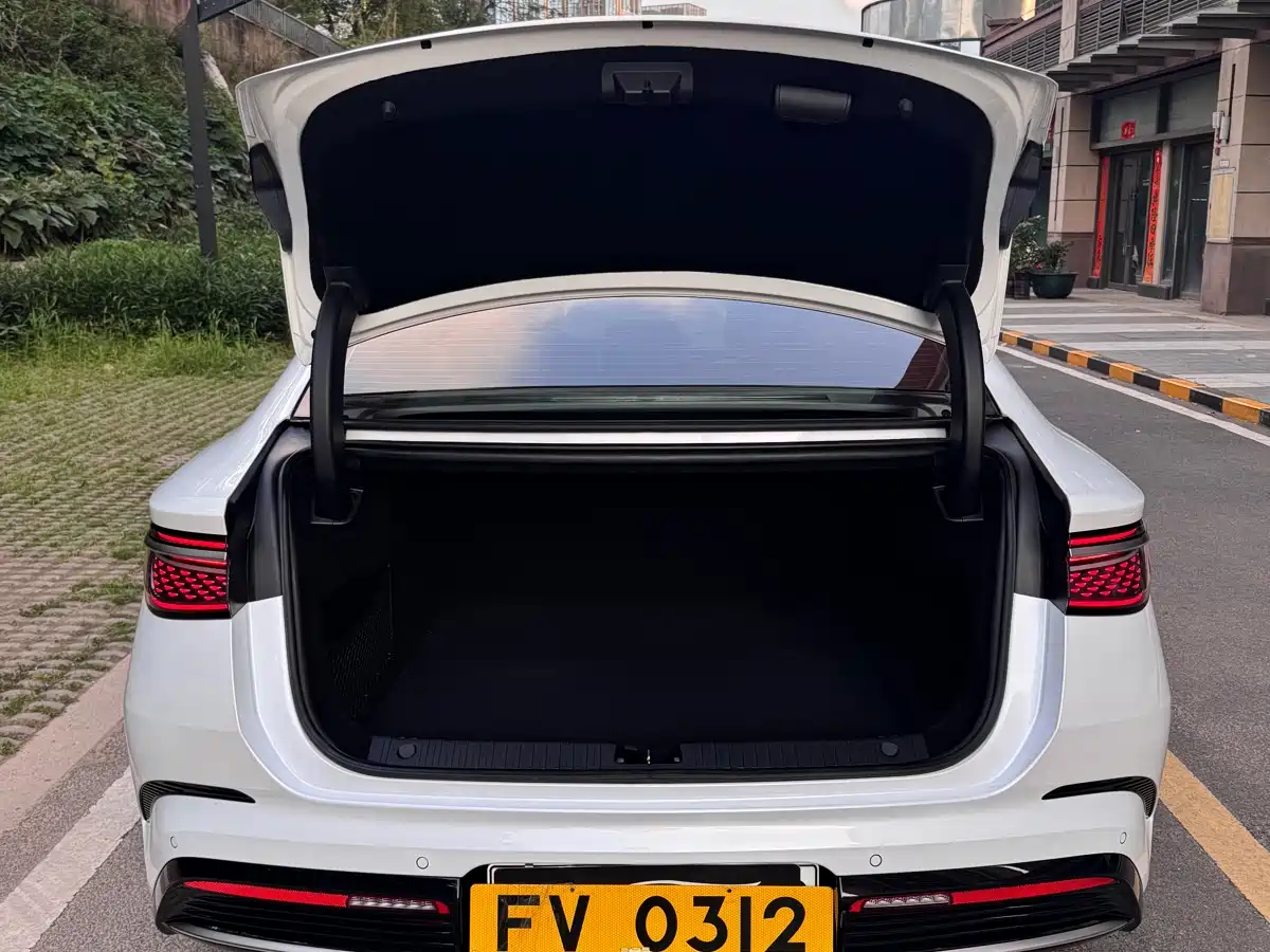 BYD Seal 2024 Glory Edition DM-i 1.5L 121km Elite фото 17