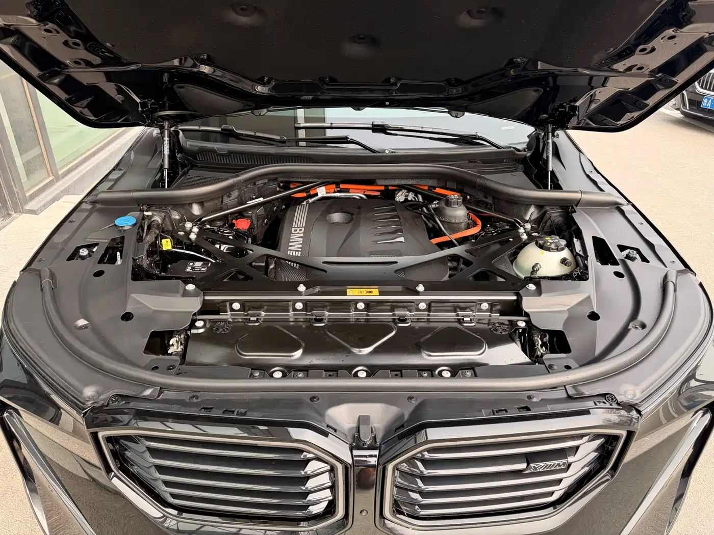 BMW XM 2023 50e фото 8