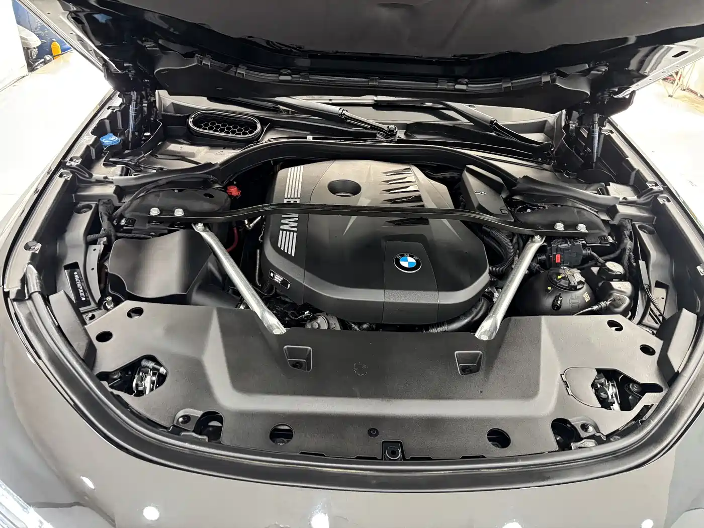 BMW 7 Series 2023 740Li Exclusive M Sport Package фото 31