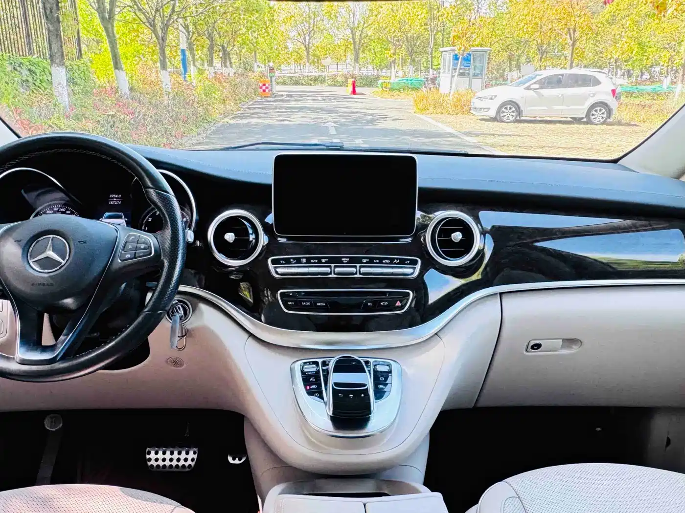 Mercedes-Benz V-Class 2017 Model V 260 L Premium Extended Edition фото 14