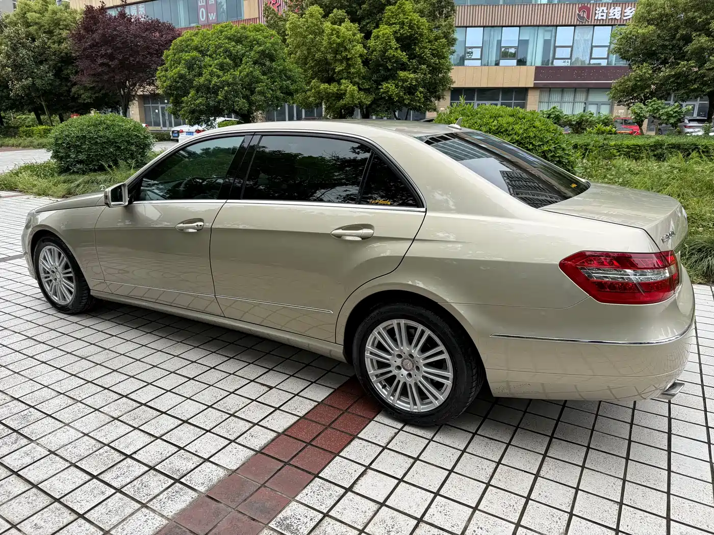Mercedes-Benz E-Class 2012 E 300 L Fashion фото 8