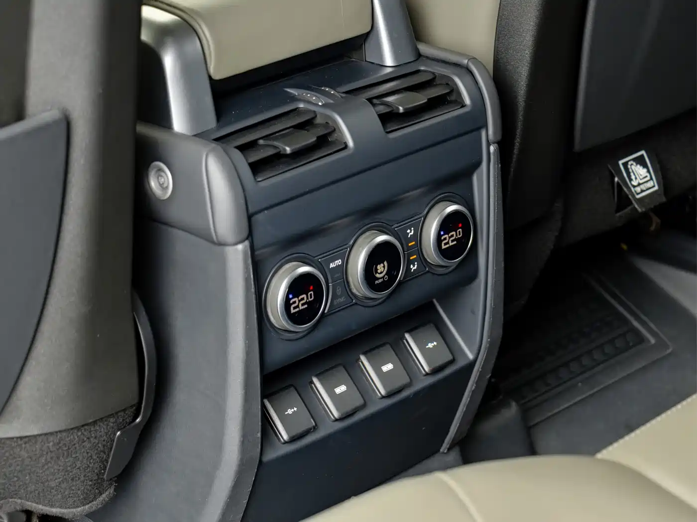 Land Rover Defender 2020 110 P400 Dark Special Edition фото 9