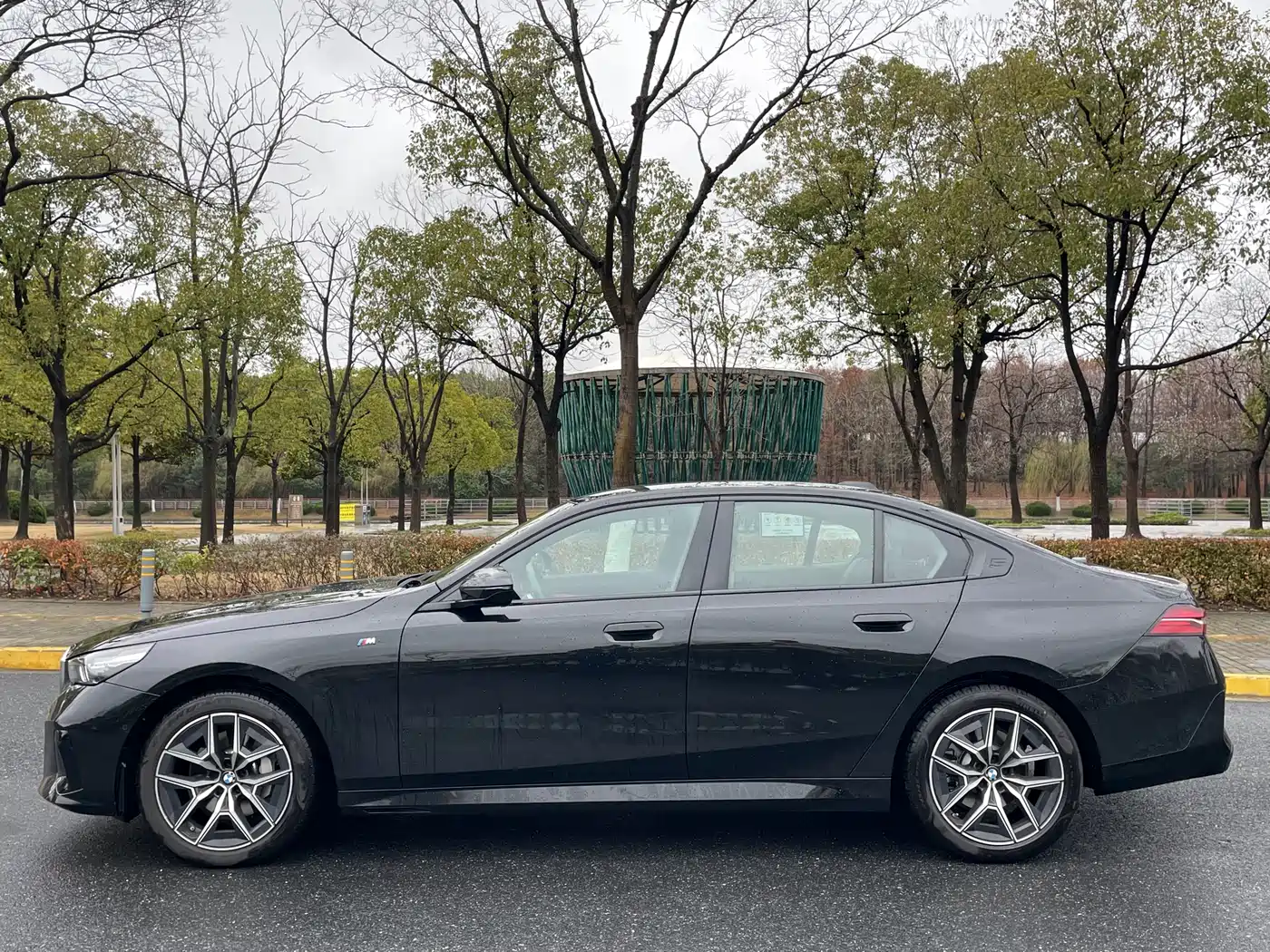 BMW 5 Series (Import) 2024 530i Leading Model M Sport Package фото 3