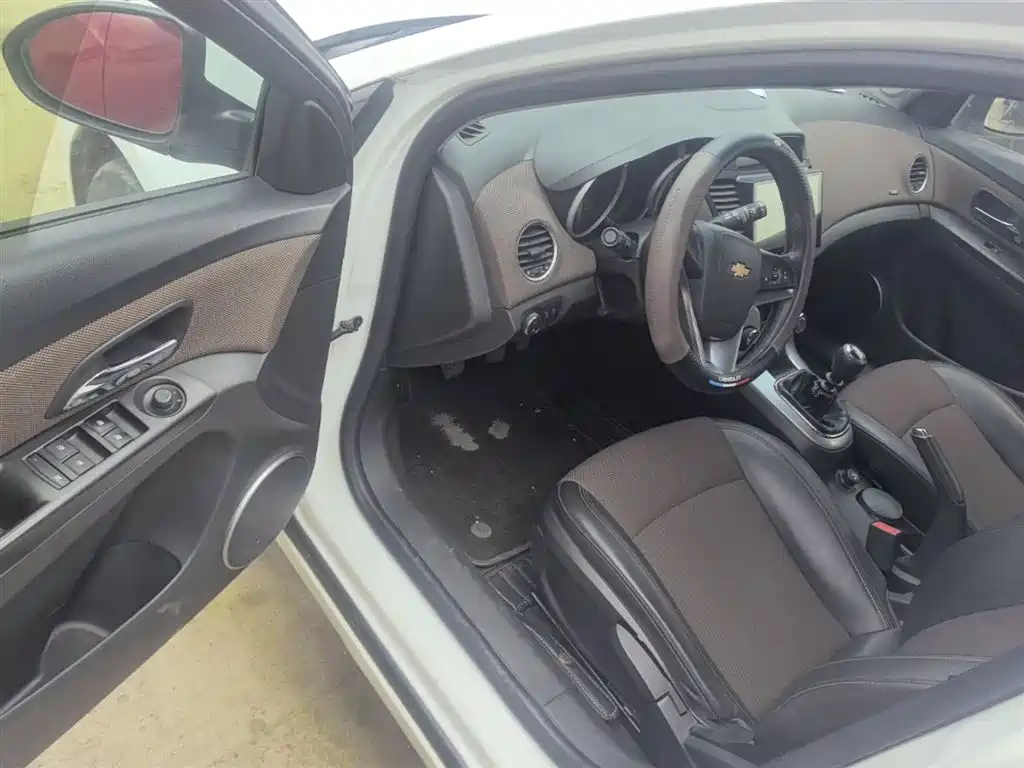 Chevrolet Cruze 2013 Hatchback 1.6L Manual Luxury фото 16