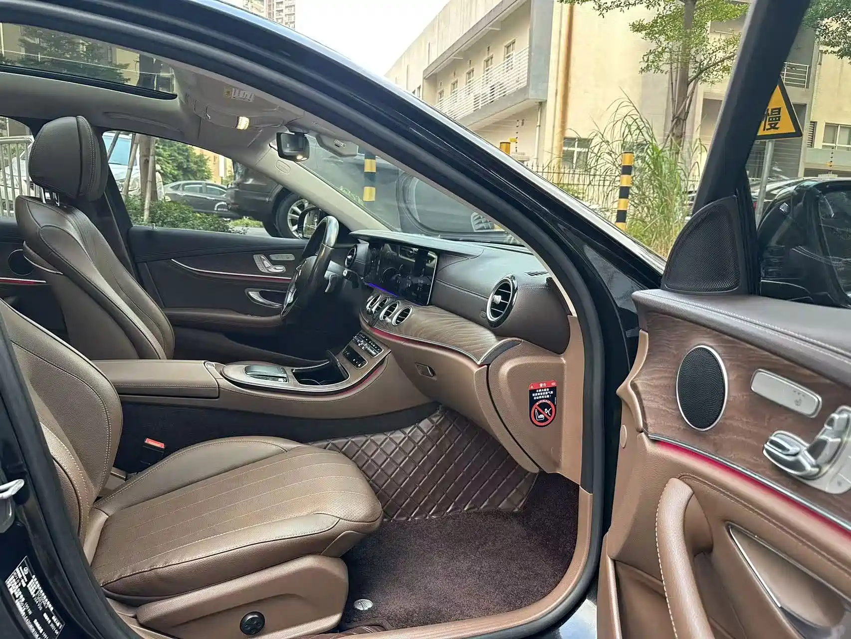 Photo 8 - Mercedes-Benz E-Class