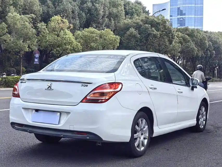 Peugeot 308 2013 Model 1.6L Automatic Superior Style фото 6