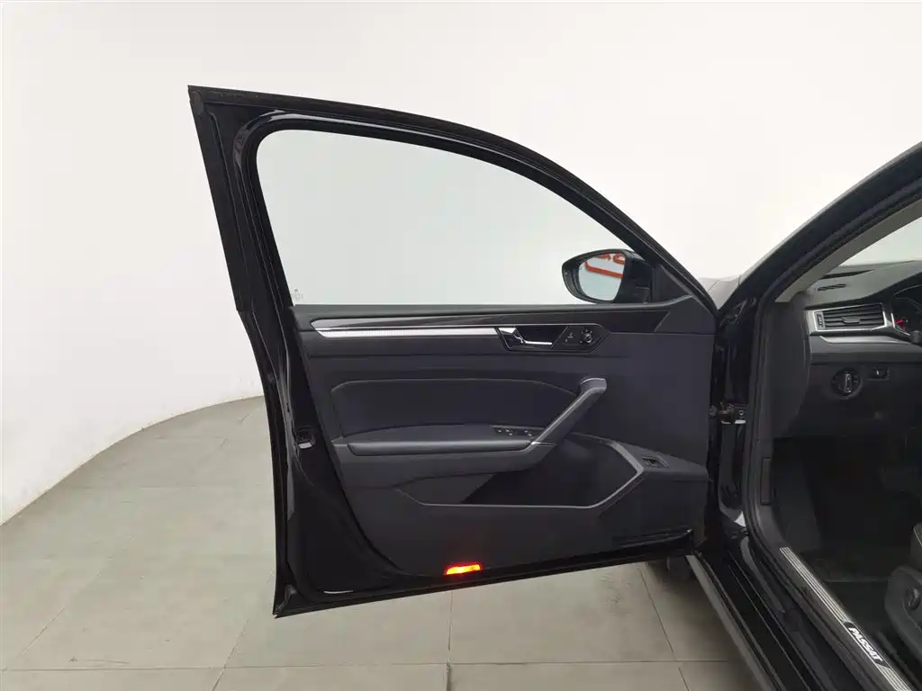 Volkswagen Passat 2016 330TSI DSG Executive Edition фото 8