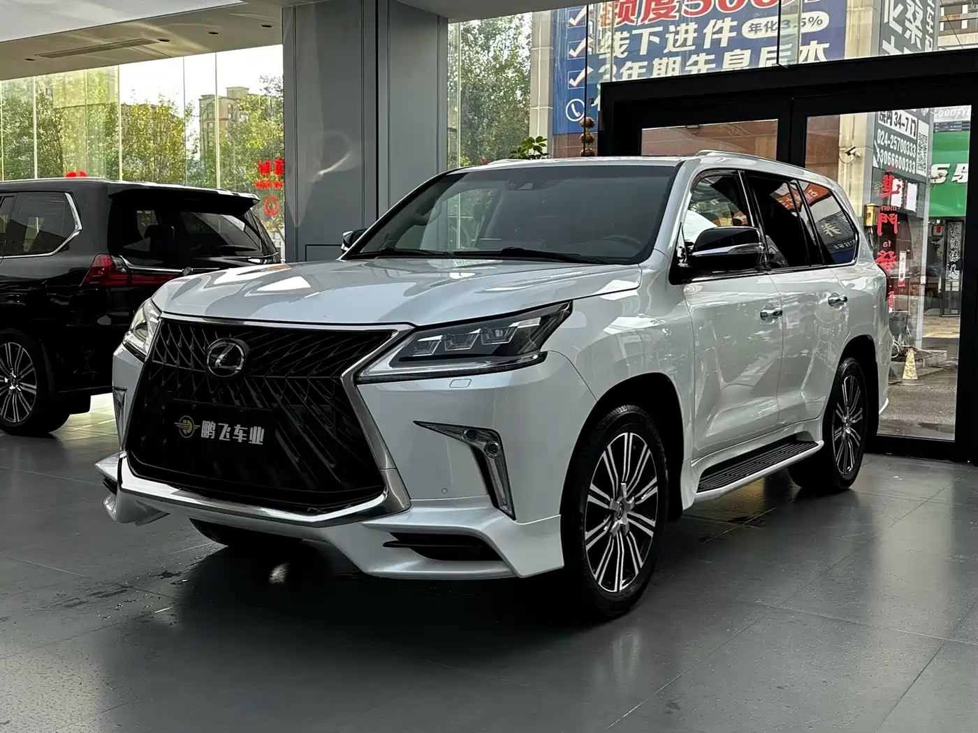 Фото 1 - Lexus LX