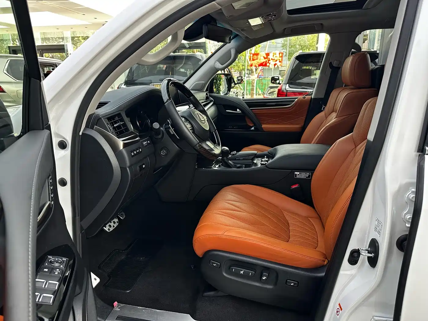 Фото 4 - Lexus LX