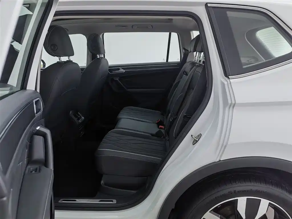 Volkswagen Tiguan L 2023 330TSI Auto 2WD R-Line Premium Edition фото 15