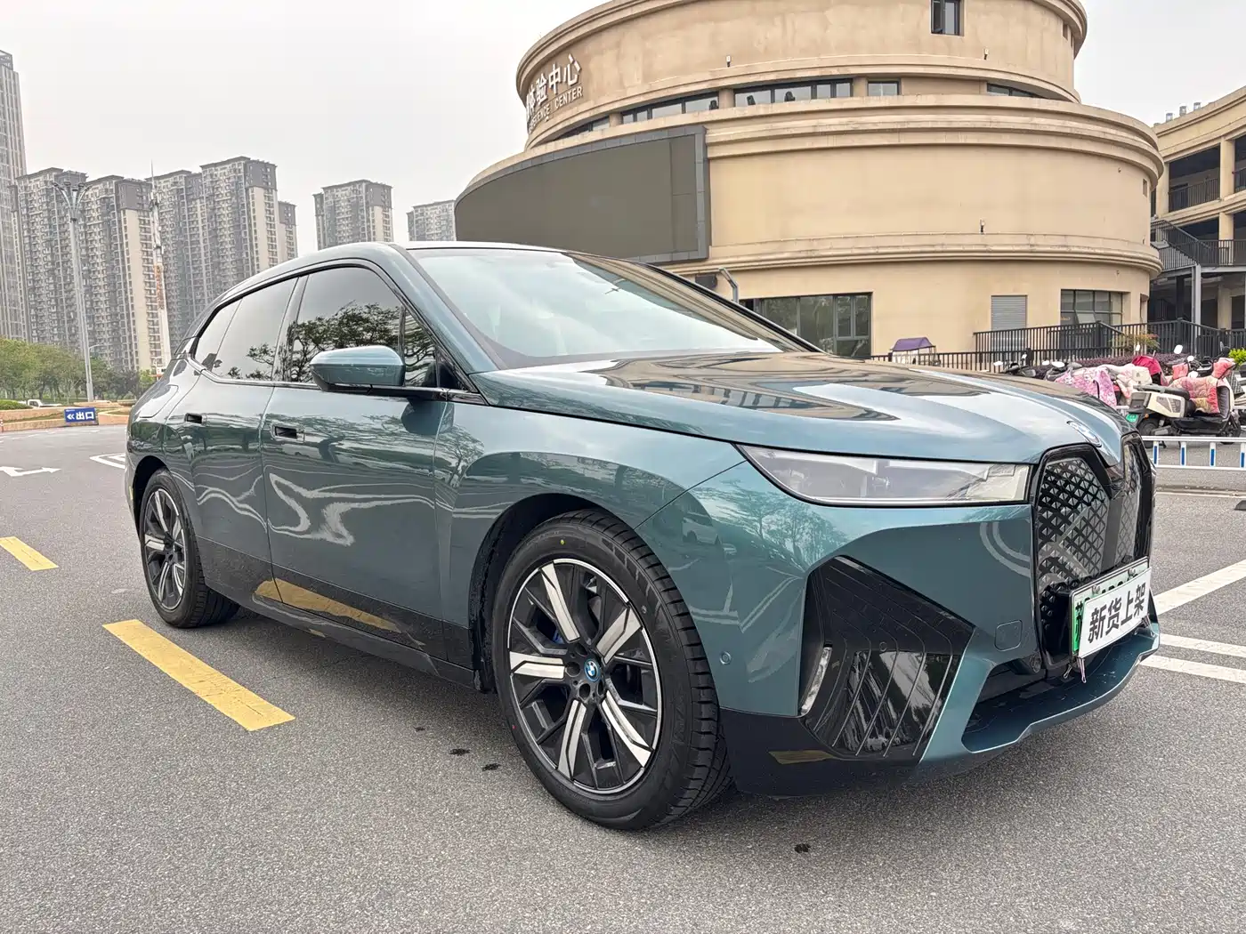 BMW iX 2022 xDrive40 фото 3