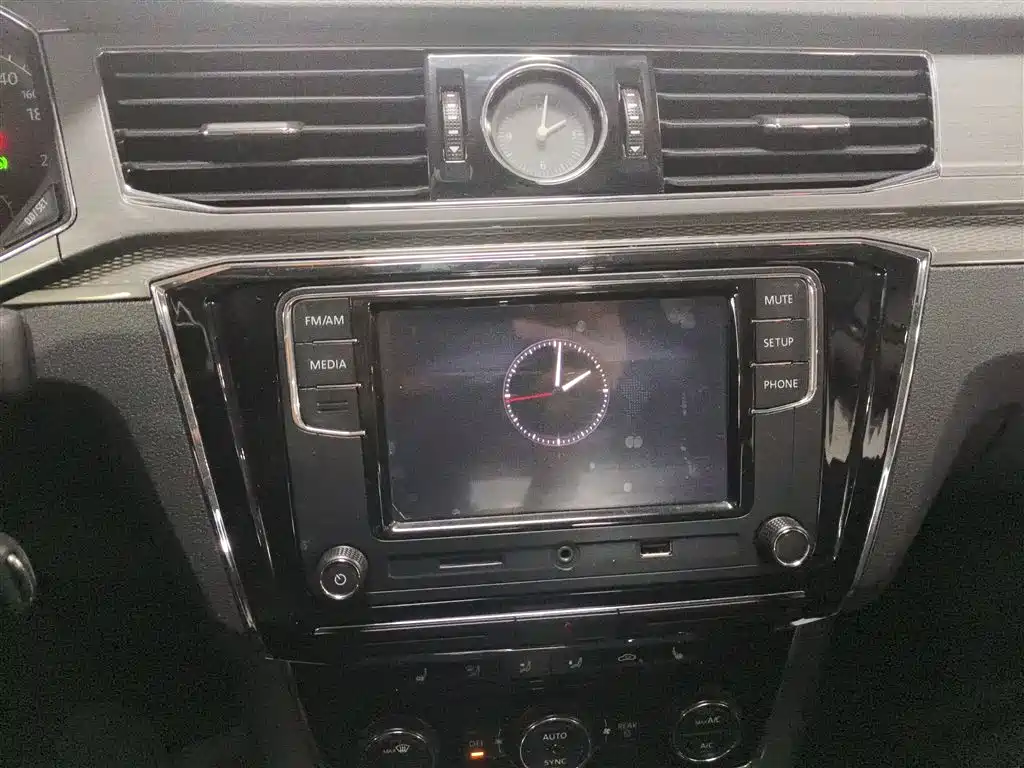 Volkswagen Passat 2016 330TSI DSG Honor Edition фото 9